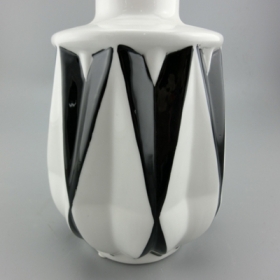 vaso de mesa angular preto e branco