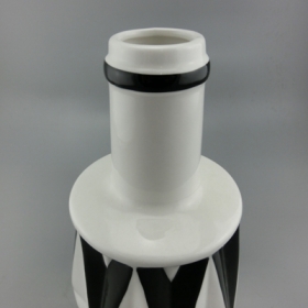 vaso de mesa angular preto e branco