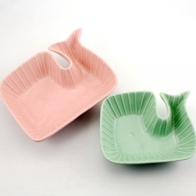 recipiente de comida de cerâmica e baleia de baleia verde e rosa
