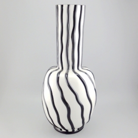 grande vaso de cerâmica branca com linhas de pintura de mão preta