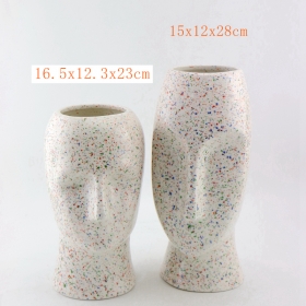 vaso de cerâmica em terracota com cara de zara