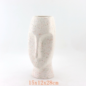 vaso de cerâmica em terracota com cara de zara