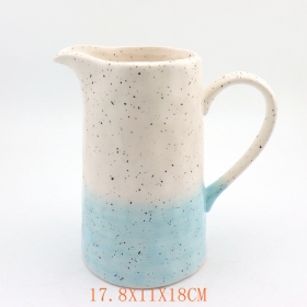 jarro de cerâmica azul e branco